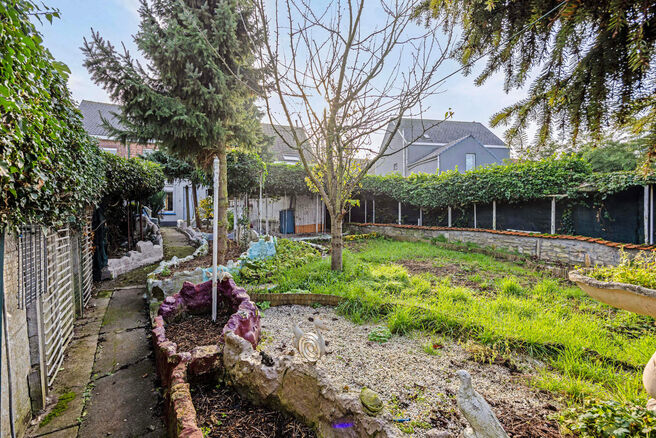 This family home with potential offers 5 bedrooms, a large garage, and a pleasant garden.
Located in the quiet and residential area of Humelgem, the property combines a central location with ample space.

Layout:
Upon entering the house through the entran