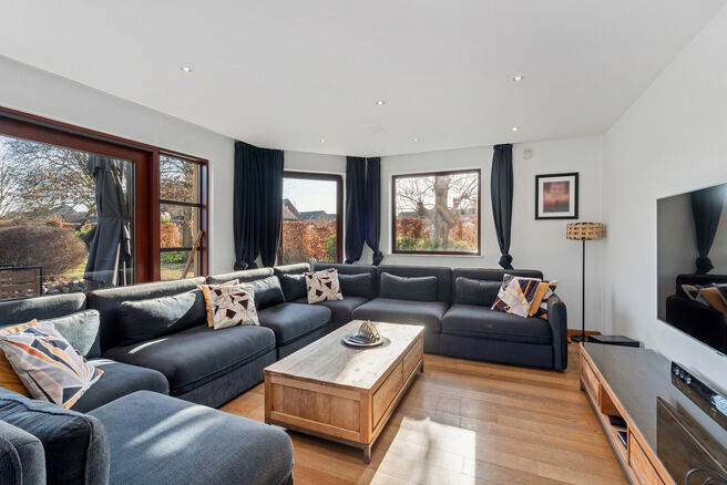 This spacious villa featuring no fewer than 5 bedrooms and 3 bathrooms is located in a residential neighbourhood, on a plot of 15a85ca.

Upon entering the property, you are welcomed into the entrance hall with a separate guest toilet. In 2002, the house w