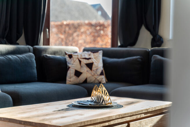 This spacious villa featuring no fewer than 5 bedrooms and 3 bathrooms is located in a residential neighbourhood, on a plot of 15a85ca.

Upon entering the property, you are welcomed into the entrance hall with a separate guest toilet. In 2002, the house w