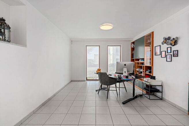 This spacious villa featuring no fewer than 5 bedrooms and 3 bathrooms is located in a residential neighbourhood, on a plot of 15a85ca.

Upon entering the property, you are welcomed into the entrance hall with a separate guest toilet. In 2002, the house w