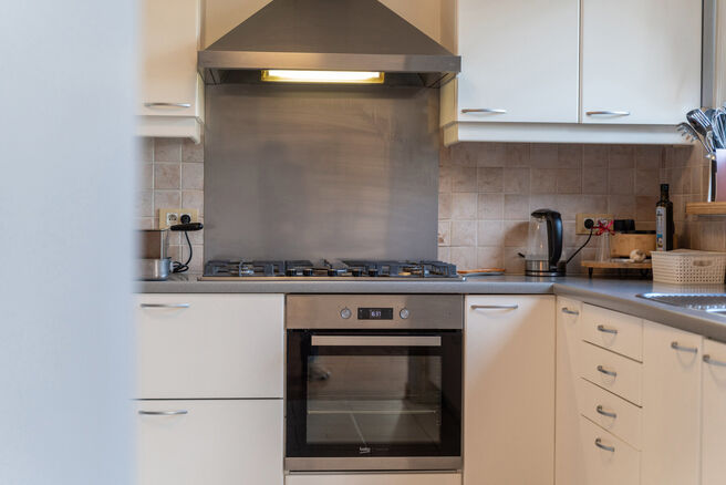 This spacious villa featuring no fewer than 5 bedrooms and 3 bathrooms is located in a residential neighbourhood, on a plot of 15a85ca.

Upon entering the property, you are welcomed into the entrance hall with a separate guest toilet. In 2002, the house w