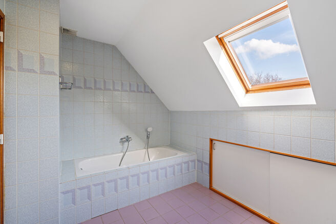 This spacious villa featuring no fewer than 5 bedrooms and 3 bathrooms is located in a residential neighbourhood, on a plot of 15a85ca.

Upon entering the property, you are welcomed into the entrance hall with a separate guest toilet. In 2002, the house w