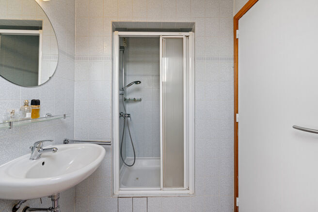 This spacious villa featuring no fewer than 5 bedrooms and 3 bathrooms is located in a residential neighbourhood, on a plot of 15a85ca.

Upon entering the property, you are welcomed into the entrance hall with a separate guest toilet. In 2002, the house w