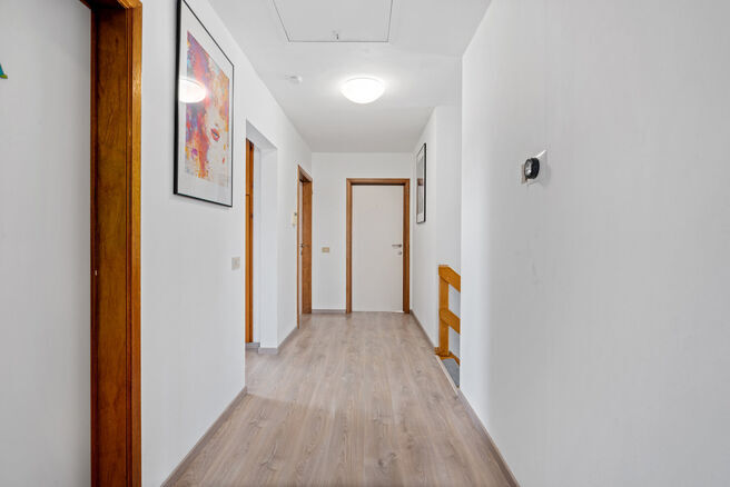 This spacious villa featuring no fewer than 5 bedrooms and 3 bathrooms is located in a residential neighbourhood, on a plot of 15a85ca.

Upon entering the property, you are welcomed into the entrance hall with a separate guest toilet. In 2002, the house w