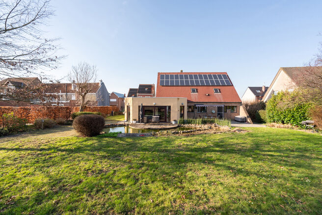 This spacious villa featuring no fewer than 5 bedrooms and 3 bathrooms is located in a residential neighbourhood, on a plot of 15a85ca.

Upon entering the property, you are welcomed into the entrance hall with a separate guest toilet. In 2002, the house w