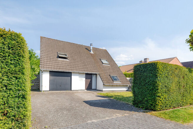 This 3-bedroom family home with garage and garden is located on a 594 m² plot in a pleasant and quiet residential area, at an excellent location near the renowned Kruikenburg Castle and Park.

LAYOUT:
The ground floor features a central entrance hall wit
