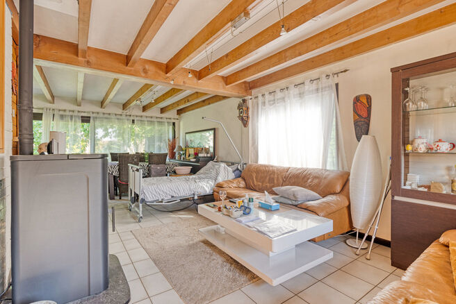 This 3-bedroom family home with garage and garden is located on a 594 m² plot in a pleasant and quiet residential area, at an excellent location near the renowned Kruikenburg Castle and Park.

LAYOUT:
The ground floor features a central entrance hall wit