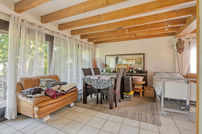 This 3-bedroom family home with garage and garden is located on a 594 m² plot in a pleasant and quiet residential area, at an excellent location near the renowned Kruikenburg Castle and Park.

LAYOUT:
The ground floor features a central entrance hall wit