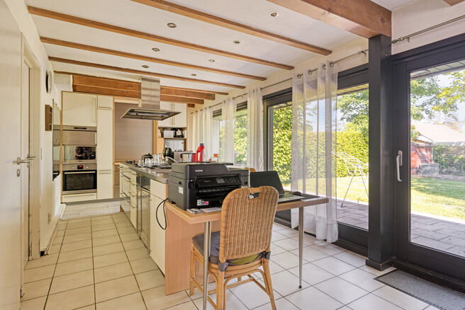 This 3-bedroom family home with garage and garden is located on a 594 m² plot in a pleasant and quiet residential area, at an excellent location near the renowned Kruikenburg Castle and Park.

LAYOUT:
The ground floor features a central entrance hall wit