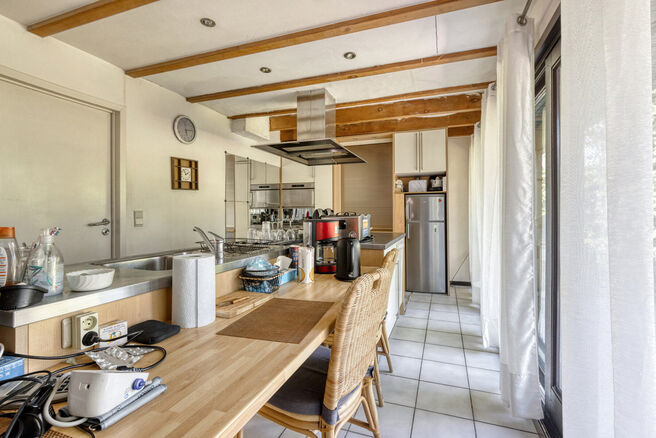 This 3-bedroom family home with garage and garden is located on a 594 m² plot in a pleasant and quiet residential area, at an excellent location near the renowned Kruikenburg Castle and Park.

LAYOUT:
The ground floor features a central entrance hall wit
