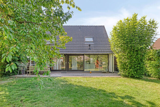 This 3-bedroom family home with garage and garden is located on a 594 m² plot in a pleasant and quiet residential area, at an excellent location near the renowned Kruikenburg Castle and Park.

LAYOUT:
The ground floor features a central entrance hall wit
