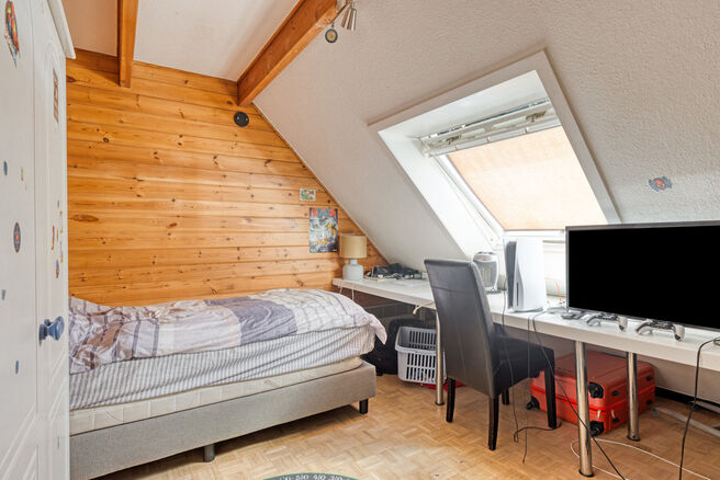 This 3-bedroom family home with garage and garden is located on a 594 m² plot in a pleasant and quiet residential area, at an excellent location near the renowned Kruikenburg Castle and Park.

LAYOUT:
The ground floor features a central entrance hall wit