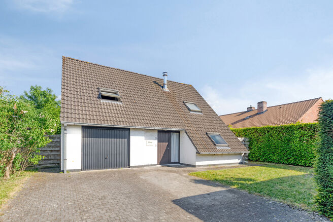 This 3-bedroom family home with garage and garden is located on a 594 m² plot in a pleasant and quiet residential area, at an excellent location near the renowned Kruikenburg Castle and Park.

LAYOUT:
The ground floor features a central entrance hall wit