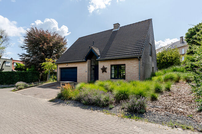 This detached home with three bedrooms, a garage, and a large garden is ideally located in a quiet, family-friendly residential area on a dead-end street, offering a safe and child-friendly environment. The property is situated on the border of the munici
