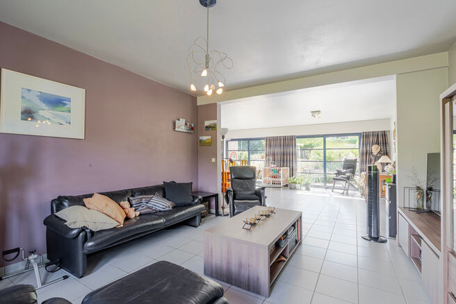 This detached home with three bedrooms, a garage, and a large garden is ideally located in a quiet, family-friendly residential area on a dead-end street, offering a safe and child-friendly environment. The property is situated on the border of the munici