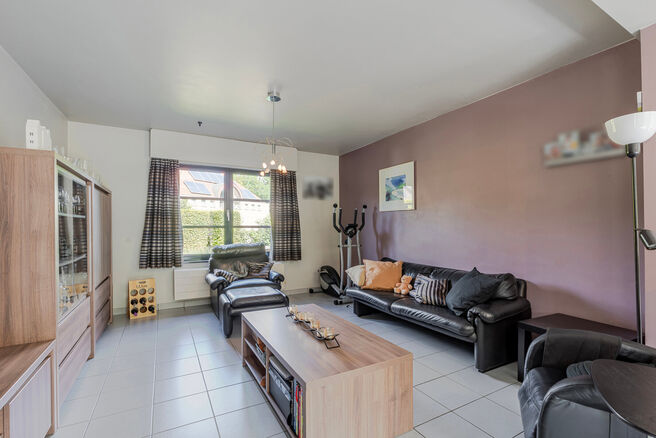 This detached home with three bedrooms, a garage, and a large garden is ideally located in a quiet, family-friendly residential area on a dead-end street, offering a safe and child-friendly environment. The property is situated on the border of the munici
