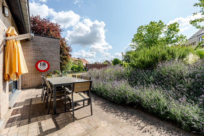 This detached home with three bedrooms, a garage, and a large garden is ideally located in a quiet, family-friendly residential area on a dead-end street, offering a safe and child-friendly environment. The property is situated on the border of the munici
