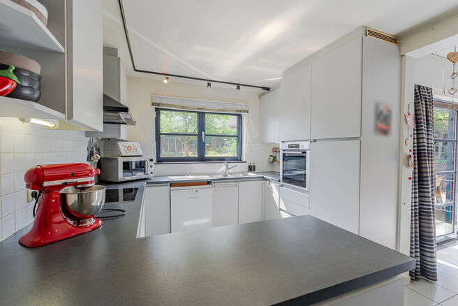 This detached home with three bedrooms, a garage, and a large garden is ideally located in a quiet, family-friendly residential area on a dead-end street, offering a safe and child-friendly environment. The property is situated on the border of the munici