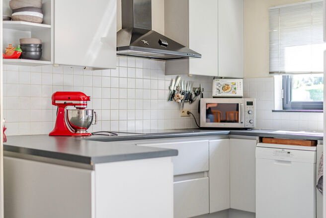 This detached home with three bedrooms, a garage, and a large garden is ideally located in a quiet, family-friendly residential area on a dead-end street, offering a safe and child-friendly environment. The property is situated on the border of the munici