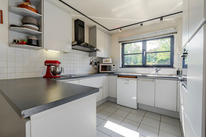 This detached home with three bedrooms, a garage, and a large garden is ideally located in a quiet, family-friendly residential area on a dead-end street, offering a safe and child-friendly environment. The property is situated on the border of the munici