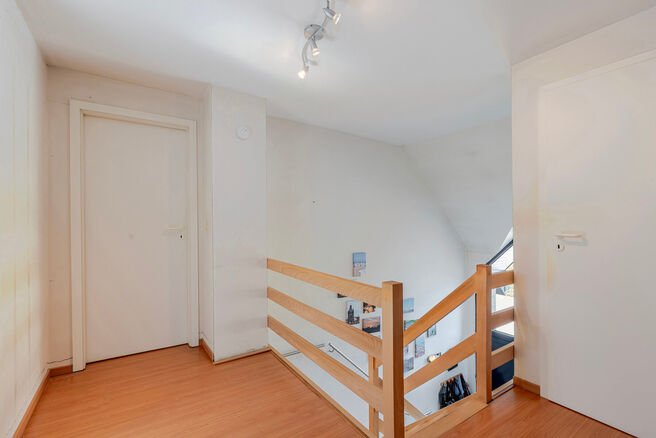 This detached home with three bedrooms, a garage, and a large garden is ideally located in a quiet, family-friendly residential area on a dead-end street, offering a safe and child-friendly environment. The property is situated on the border of the munici