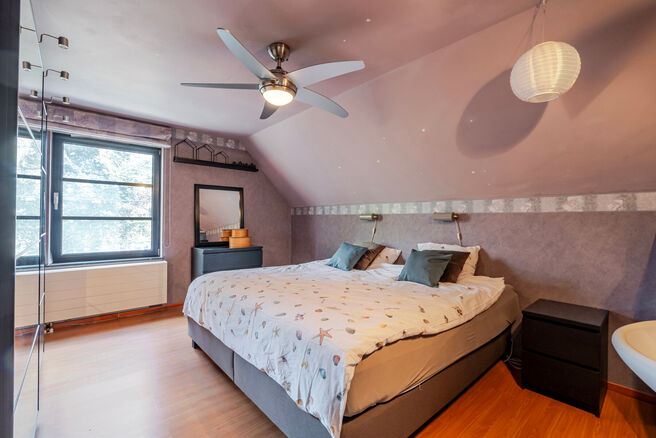 This detached home with three bedrooms, a garage, and a large garden is ideally located in a quiet, family-friendly residential area on a dead-end street, offering a safe and child-friendly environment. The property is situated on the border of the munici