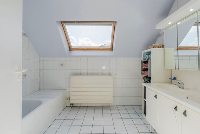 This detached home with three bedrooms, a garage, and a large garden is ideally located in a quiet, family-friendly residential area on a dead-end street, offering a safe and child-friendly environment. The property is situated on the border of the munici
