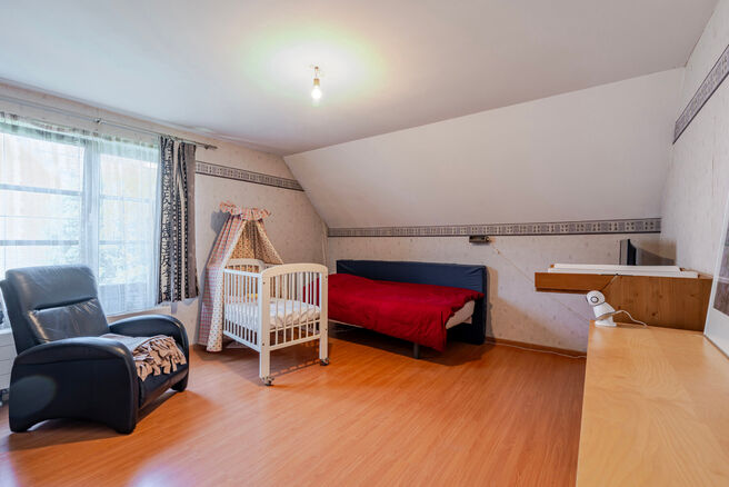This detached home with three bedrooms, a garage, and a large garden is ideally located in a quiet, family-friendly residential area on a dead-end street, offering a safe and child-friendly environment. The property is situated on the border of the munici
