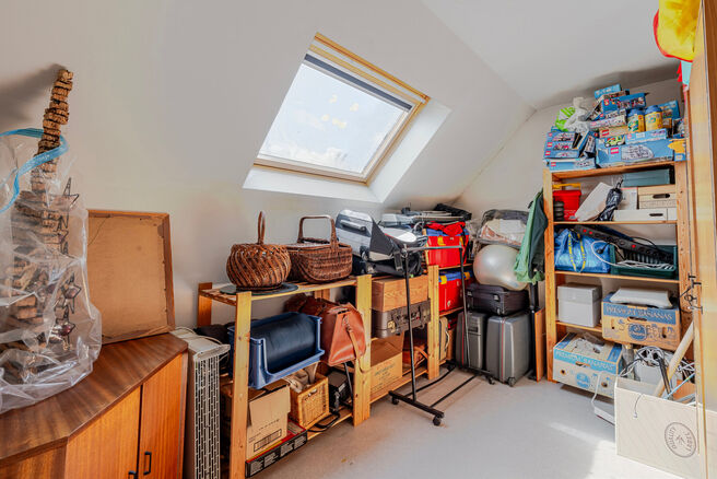 This detached home with three bedrooms, a garage, and a large garden is ideally located in a quiet, family-friendly residential area on a dead-end street, offering a safe and child-friendly environment. The property is situated on the border of the munici