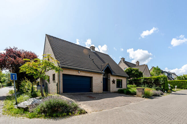 This detached home with three bedrooms, a garage, and a large garden is ideally located in a quiet, family-friendly residential area on a dead-end street, offering a safe and child-friendly environment. The property is situated on the border of the munici