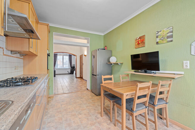 This house with three spacious bedrooms and a garden is excellently located near the centre of Vilvoorde, with plenty of amenities nearby.

LAYOUT:
On the ground floor, we enter the house through an entrance hall with a staircase leading to the first floo