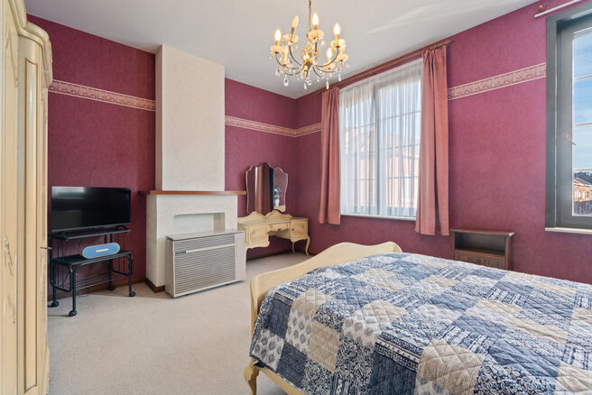 This house with three spacious bedrooms and a garden is excellently located near the centre of Vilvoorde, with plenty of amenities nearby.

LAYOUT:
On the ground floor, we enter the house through an entrance hall with a staircase leading to the first floo