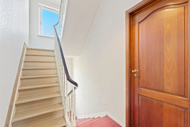 This house with three spacious bedrooms and a garden is excellently located near the centre of Vilvoorde, with plenty of amenities nearby.

LAYOUT:
On the ground floor, we enter the house through an entrance hall with a staircase leading to the first floo