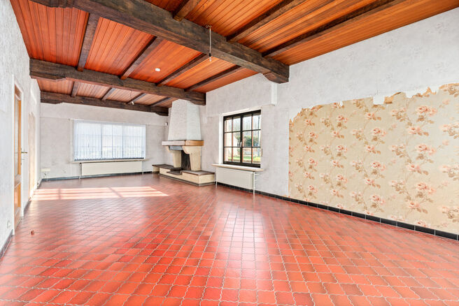 This charming three-bedroom house is located in a rural setting in Vilvoorde (Houtem), on a spacious plot of 1.250 m&sup2;.

On the ground floor, you will find an entrance hall with a separate guest toilet, leading to a spacious and bright living room with an