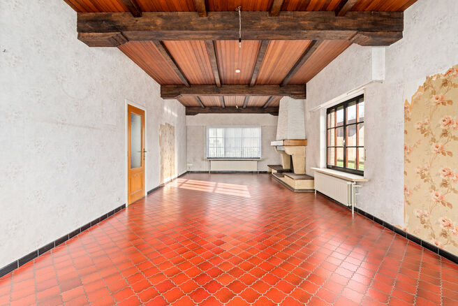 This charming three-bedroom house is located in a rural setting in Vilvoorde (Houtem), on a spacious plot of 1.250 m&sup2;.

On the ground floor, you will find an entrance hall with a separate guest toilet, leading to a spacious and bright living room with an