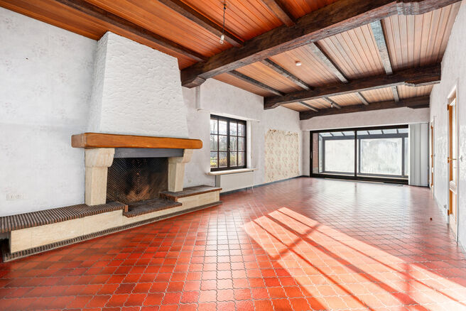 This charming three-bedroom house is located in a rural setting in Vilvoorde (Houtem), on a spacious plot of 1.250 m&sup2;.

On the ground floor, you will find an entrance hall with a separate guest toilet, leading to a spacious and bright living room with an