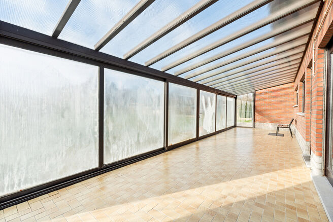 This charming three-bedroom house is located in a rural setting in Vilvoorde (Houtem), on a spacious plot of 1.250 m&sup2;.

On the ground floor, you will find an entrance hall with a separate guest toilet, leading to a spacious and bright living room with an