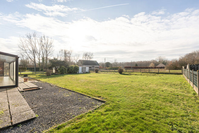 This charming three-bedroom house is located in a rural setting in Vilvoorde (Houtem), on a spacious plot of 1.250 m&sup2;.

On the ground floor, you will find an entrance hall with a separate guest toilet, leading to a spacious and bright living room with an