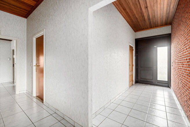 This charming three-bedroom house is located in a rural setting in Vilvoorde (Houtem), on a spacious plot of 1.250 m&sup2;.

On the ground floor, you will find an entrance hall with a separate guest toilet, leading to a spacious and bright living room with an