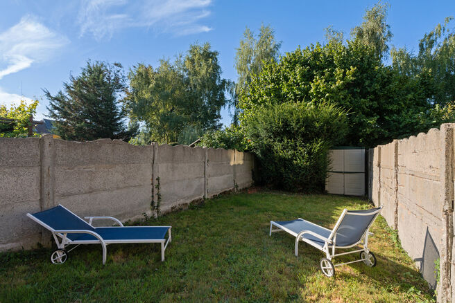 This house with three spacious bedrooms and a garden is excellently located near the centre of Vilvoorde, with plenty of amenities nearby.

LAYOUT:
On the ground floor, we enter the house through an entrance hall with a staircase leading to the first floo