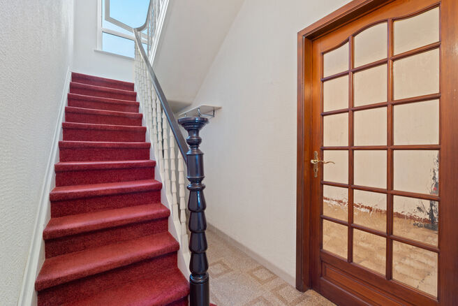 This house with three spacious bedrooms and a garden is excellently located near the centre of Vilvoorde, with plenty of amenities nearby.

LAYOUT:
On the ground floor, we enter the house through an entrance hall with a staircase leading to the first floo