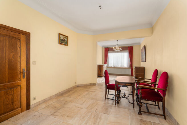 Move-in ready family home with 3 bedrooms, ideally located in the rural area of Koningslo, combining a quiet residential setting with excellent accessibility to both Flanders and the Brussels-Capital Region.

Set on a plot of 3a 43ca, the property benefit