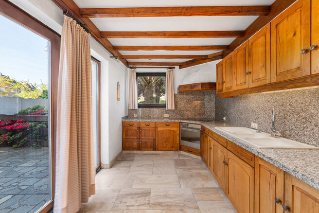 Move-in ready family home with 3 bedrooms, ideally located in the rural area of Koningslo, combining a quiet residential setting with excellent accessibility to both Flanders and the Brussels-Capital Region.

Set on a plot of 3a 43ca, the property benefit