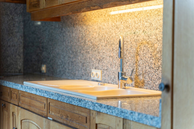 Move-in ready family home with 3 bedrooms, ideally located in the rural area of Koningslo, combining a quiet residential setting with excellent accessibility to both Flanders and the Brussels-Capital Region.

Set on a plot of 3a 43ca, the property benefit