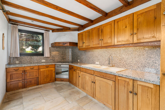 Move-in ready family home with 3 bedrooms, ideally located in the rural area of Koningslo, combining a quiet residential setting with excellent accessibility to both Flanders and the Brussels-Capital Region.

Set on a plot of 3a 43ca, the property benefit