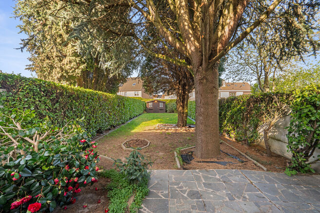 Move-in ready family home with 3 bedrooms, ideally located in the rural area of Koningslo, combining a quiet residential setting with excellent accessibility to both Flanders and the Brussels-Capital Region.

Set on a plot of 3a 43ca, the property benefit