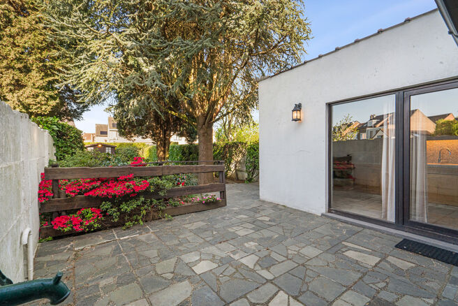 Move-in ready family home with 3 bedrooms, ideally located in the rural area of Koningslo, combining a quiet residential setting with excellent accessibility to both Flanders and the Brussels-Capital Region.

Set on a plot of 3a 43ca, the property benefit