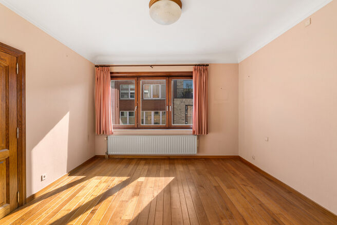 Move-in ready family home with 3 bedrooms, ideally located in the rural area of Koningslo, combining a quiet residential setting with excellent accessibility to both Flanders and the Brussels-Capital Region.

Set on a plot of 3a 43ca, the property benefit