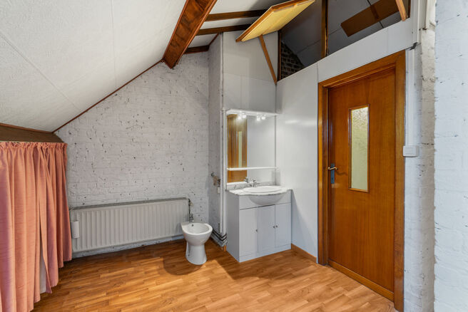 Move-in ready family home with 3 bedrooms, ideally located in the rural area of Koningslo, combining a quiet residential setting with excellent accessibility to both Flanders and the Brussels-Capital Region.

Set on a plot of 3a 43ca, the property benefit