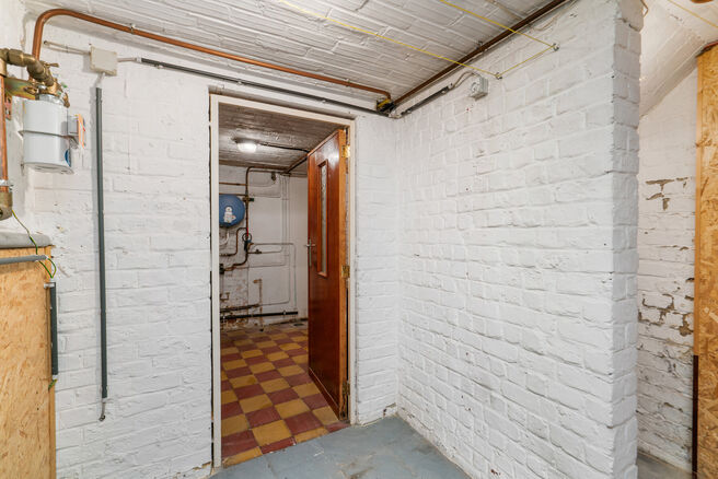 Move-in ready family home with 3 bedrooms, ideally located in the rural area of Koningslo, combining a quiet residential setting with excellent accessibility to both Flanders and the Brussels-Capital Region.

Set on a plot of 3a 43ca, the property benefit